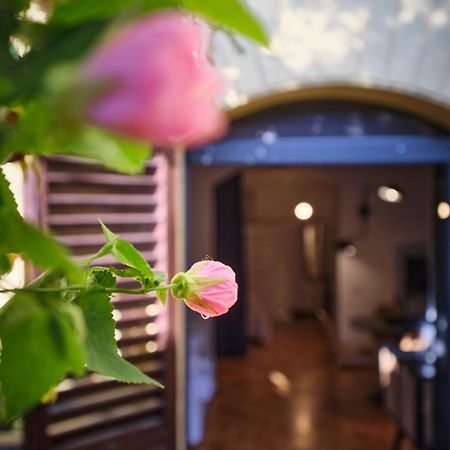 Enchanting Apartment With Patio, Lungarno Firenze Exterior photo