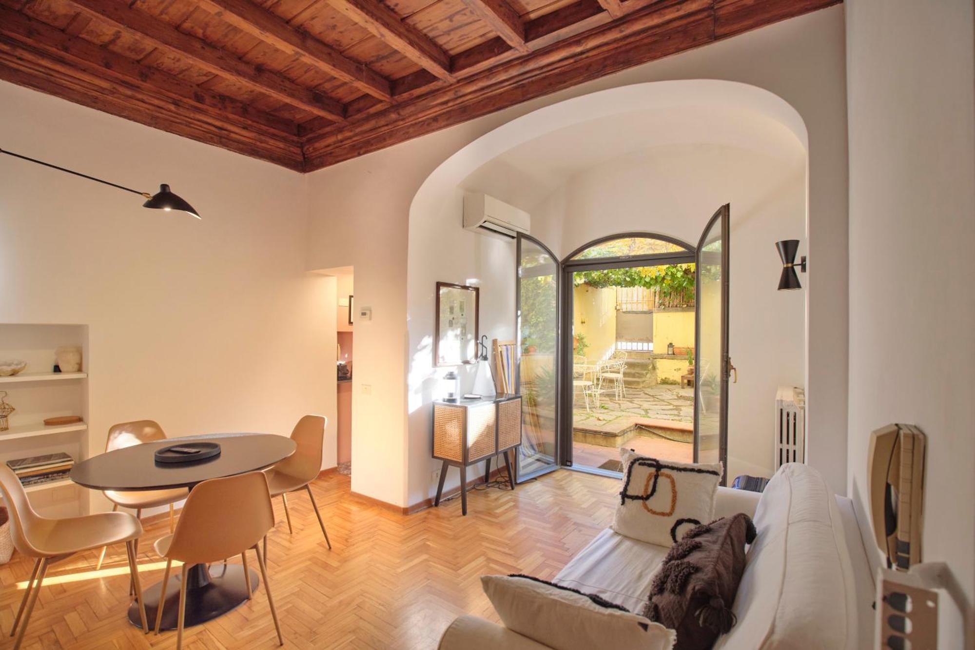 Enchanting Apartment With Patio, Lungarno Firenze Exterior photo